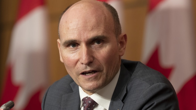 Gros plan sur le visage de Jean-Yves Duclos durant une conférence de presse sur le variant Omicron.