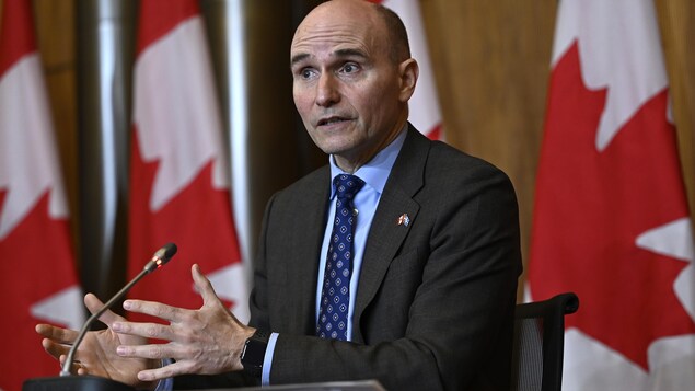 Jean-Yves Duclos lors d'une conférence de presse.