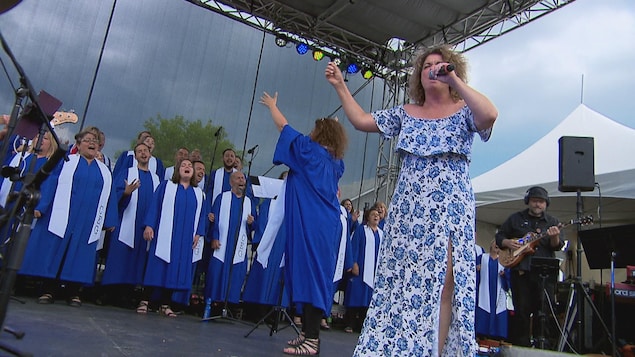 Jeanick Fournier heureuse de chanter devant son public à Kénogami en fête