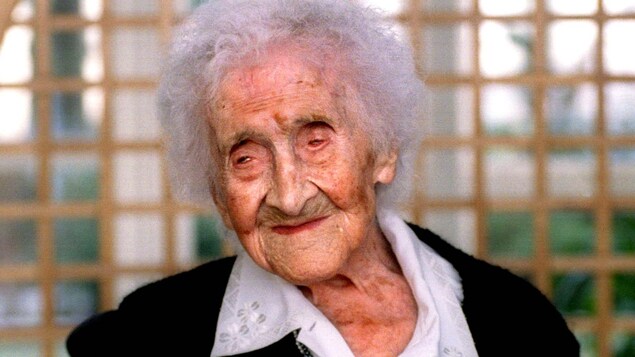 La Française Jeanne Calment est morte à l'âge de 122 ans, en 1997. Sur la photo, elle est âgée de 121 ans. La Française Jeanne Calment est morte à l'âge de 122 ans, en 1997. Sur la photo, elle est âgée de 121 ans.