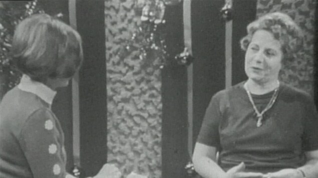 Jeanne Lapointe, interrogée sur la commission Bird par la journaliste Renée Larochelle en 1968. Jeanne Lapointe, interrogée sur la commission Bird par la journaliste Renée Larochelle en 1968.