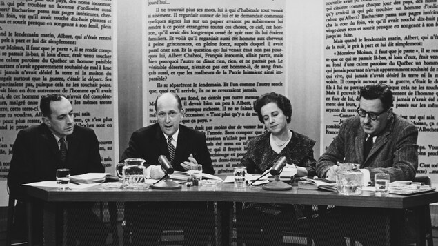 Dans un studio de télévision, Robert Élie, Arthur Tremblay, Jeanne Lapointe et Jean Le Moyne sont assis à la même
table, avec comme fond le texte d'un livre.