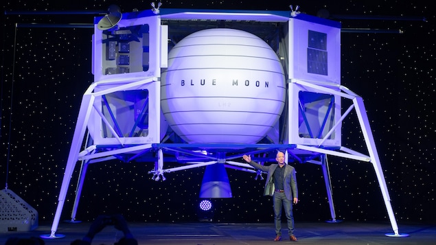 Le patron d'Amazon, Jeff Bezos, se tient devant ce à quoi devrait ressembler l'alunisseur proposé par son entreprise Blue Moon.