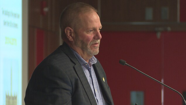 Plan serré de Jeff Nielson au podium de la conférence sur le transport ferroviaire. Plan serré de Jeff Nielson au podium de la conférence sur le transport ferroviaire.