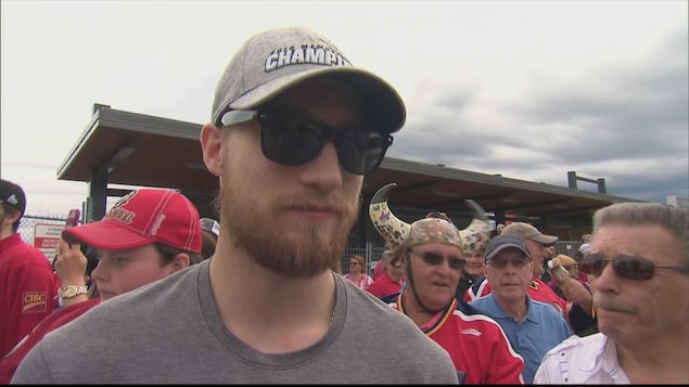 Le jeune joueur de hockey en entrevue. Le jeune joueur de hockey en entrevue.