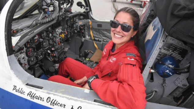 La capitaine Jenn Casey assise dans un appareil Tutor des Snowbirds.