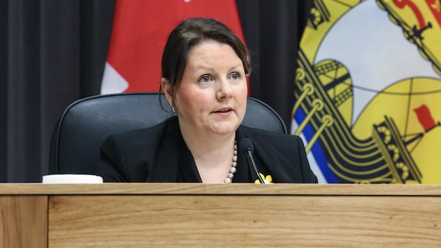 Jennifer Russell assise en conférence de presse.