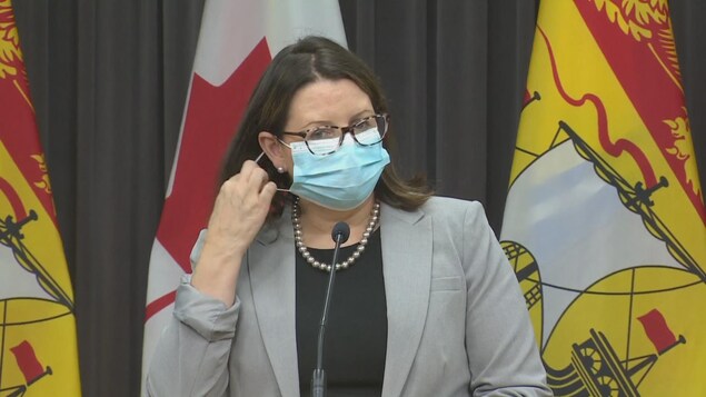 La médecin hygiéniste en chef du Nouveau-Brunswick, Jennifer Russell, lors du point de presse de lundi.