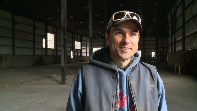 Jérémie Gagnon à l'intérieur de l'ancienne usine Jérémie Gagnon à l'intérieur de l'ancienne usine