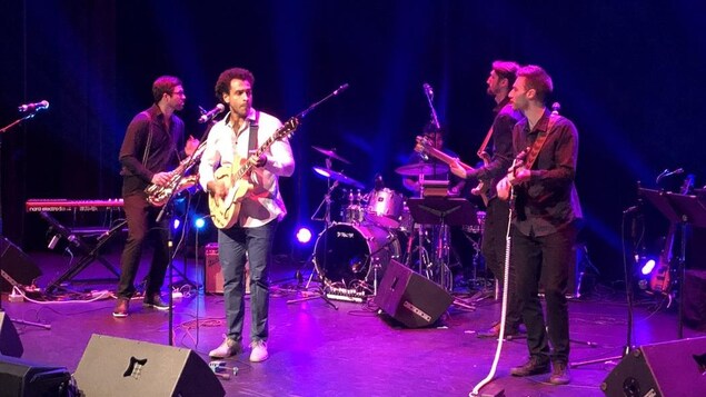 Un groupe de musicien sur une scène. Un groupe de musicien sur une scène.