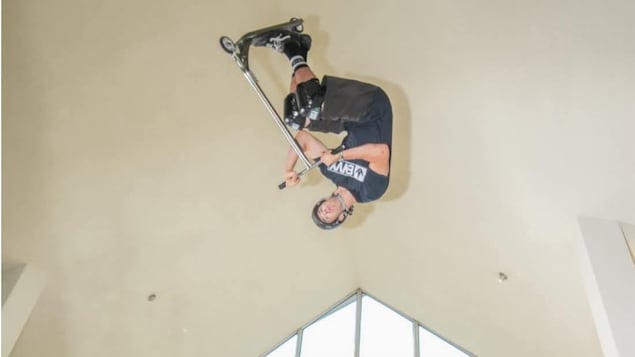 Jérémy Pagé dans les airs avec sa trottinette.