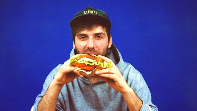 Jérôme 50 décortique le parler des « jeunes chilleurs » dans un nouveau balado