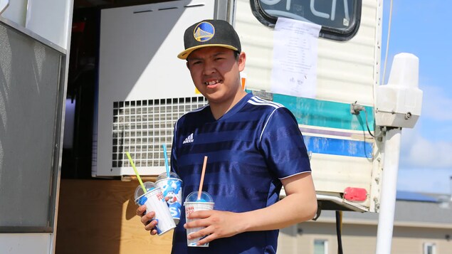 Route Tłı̨chǫ : Whatì profite d’un camion de crème glacée