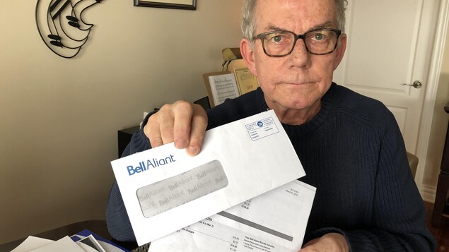 Jerry Archer exhibe une facture de Bell Aliant. Jerry Archer exhibe une facture de Bell Aliant.