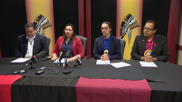 De izquierda a derecha: Jerry Daniels (Gran Jefe de la Organización de Jefes del Sur de Manitoba), Sheila North Wilson (Gran Jefe de Manitoba Keewatinowi Okimakanak), Arlen Dumas (Gran Jefe de la Asamblea de Jefes de Manitoba) y Kevin Hart (Jefe Regional de la Asamblea de Primeras Naciones de Manitoba).