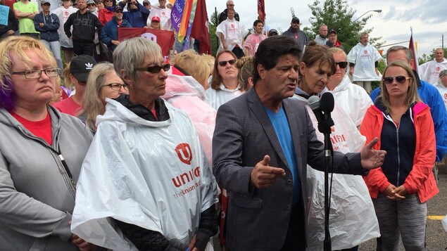 Un homme en train de prononcer un discours lors d'une manifestation. Un homme en train de prononcer un discours lors d'une manifestation.