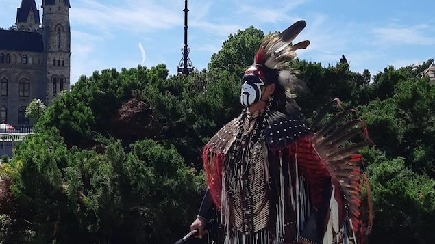 Le danseur traditionnel Jerry Hunter.