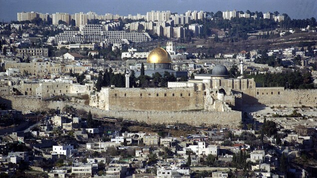 منظر عام لمدينة القدس ويبدو في وسطه مسجد قبّة الصخرة وحائط المبكى في الجزء الشرقيّ من المدينة الذي احتلّته إسرائيل عام 1967 وضمّته عام 1980.