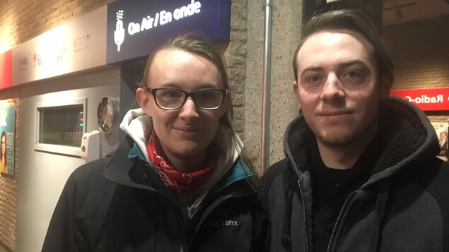 Jess Puddister et Tim Ward posent pour un portrait de couple. Jess Puddister et Tim Ward posent pour un portrait de couple.