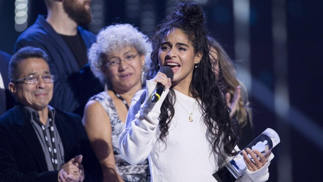 La chanteuse Jessie Reyez reçoit son prix Juno de la révélation de l'année sur scène.