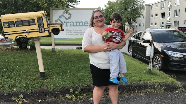 Jessika Labrecque compte beaucoup sur le Réseau d'appui aux familles monoparentales et recomposées de l'Estrie (RAME). On la voit ici devant l'organisme en compagnie de son fils Kaysen. Jessika Labrecque compte beaucoup sur le Réseau d'appui aux familles monoparentales et recomposées de l'Estrie (RAME). On la voit ici devant l'organisme en compagnie de son fils Kaysen.