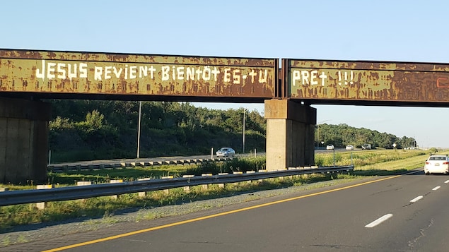 « Jésus revient bientôt es-tu prêt? » : Un graffiti notoire de l’autoroute 20 modifié