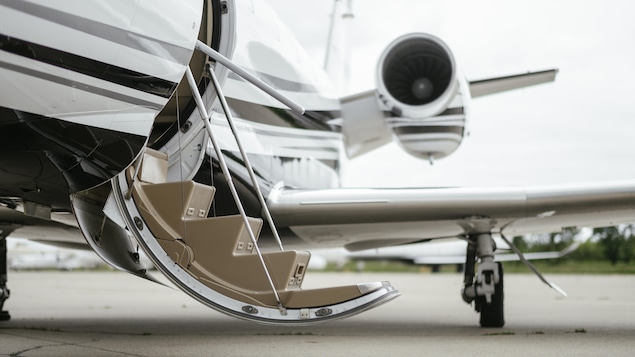 Un avion privé sur le tarmac d'un aéroport.