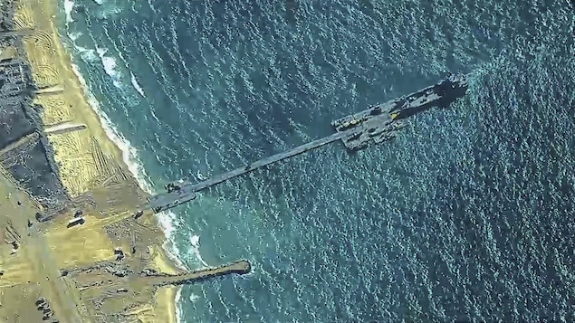 Photo aérienne de la jetée provisoire américaine arrimée sur la côte de la bande de Gaza.