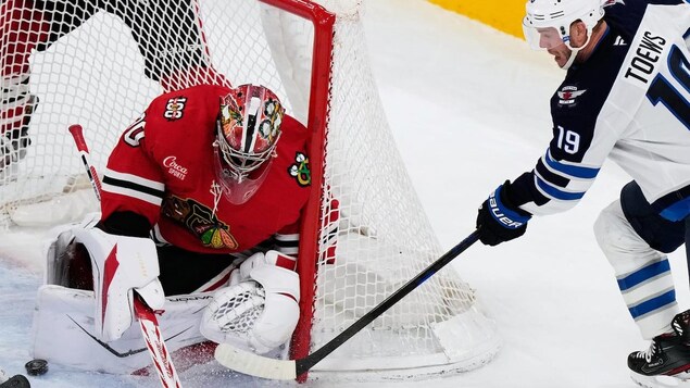 Accueil de héros, mais soirée amère : Jonathan Toews s’incline pour son retour à Chicago