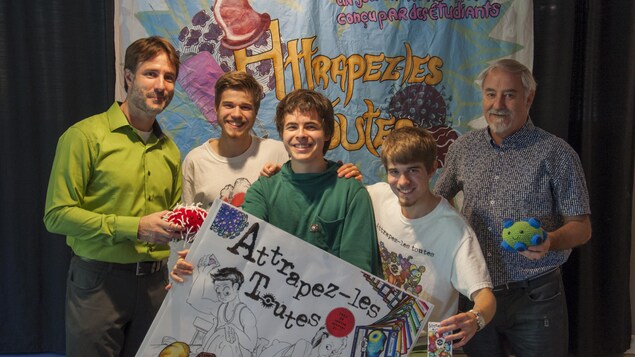 Martin Lambert, directeur des Affaires étudiantes et communautaires, Alexis Rioux-Chevalier, Maxence Croteau et Émile Rioux-Chevalier, étudiants en Sciences, lettres et arts et concepteurs du jeu Attrapez-les toutes! et Daniel Hébert, coordonnateur du programme Sciences, lettres et arts. Martin Lambert, directeur des Affaires étudiantes et communautaires, Alexis Rioux-Chevalier, Maxence Croteau et Émile Rioux-Chevalier, étudiants en Sciences, lettres et arts et concepteurs du jeu Attrapez-les toutes! et Daniel Hébert, coordonnateur du programme Sciences, lettres et arts.