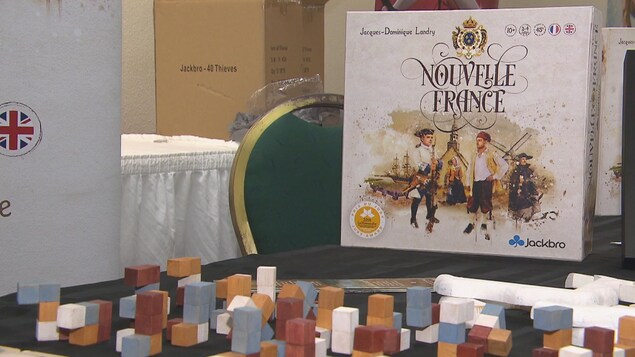 Un jeu de société est déposé sur une table.