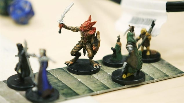 Six petites figurines de jeu représentant des dragons, sabre à la main.