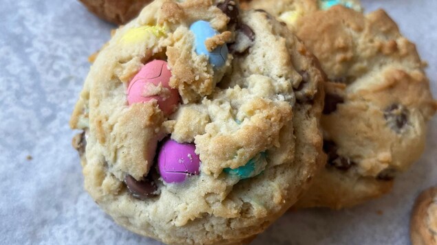 Des biscuits aux Mini Eggs sont placés sur une plaque.