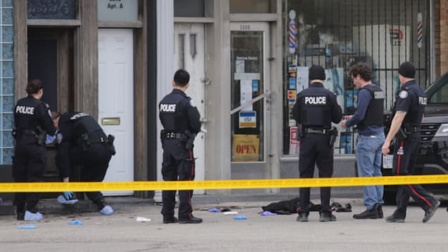 Des policiers sur une scène de crime à Toronto.