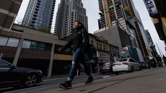 Une jeune Torontoise marche sur la rue Yonge à Toronto.