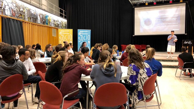 Le colloque a réuni une centaine de participants soucieux de l'environnement. Le colloque a réuni une centaine de participants soucieux de l'environnement.