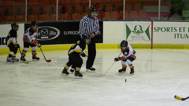 74 équipes de la Côte-Nord et du Saguenay devaient se mesurer au quarantième tournoi de hockey mineur Fer-O de Sept-Îles.