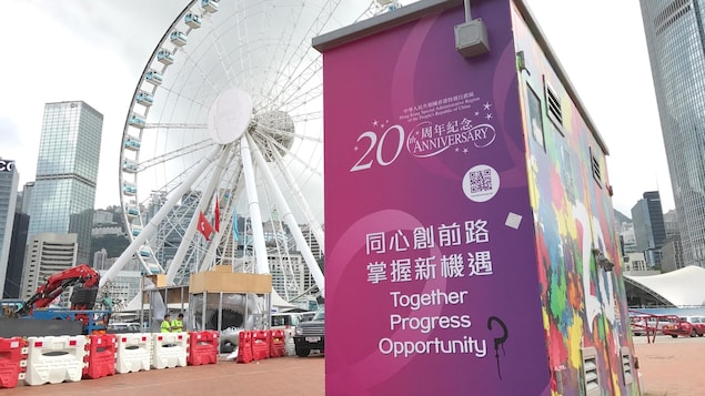 Slogan du 20e anniversaire de la rétrocession de Hong Kong à la Chine...q ui semble être remis en question par un point d'interrogation ajouté en graffiti.