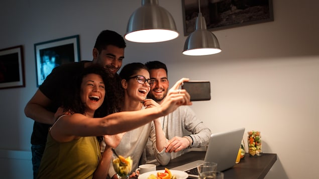 Groupe de quatre jeunes personnes prenant un selfie. Groupe de quatre jeunes personnes prenant un selfie.