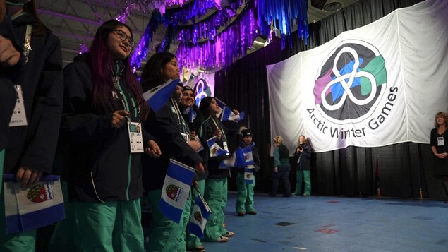 Des jeune de la délégation des Territoires du Nord-Ouest à la cérémonie d'ouverture des Jeux d'hiver de l'Arctique.