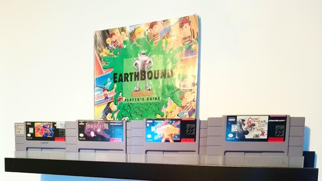 Une autre étagère avec des jeux de collection. Une autre étagère avec des jeux de collection.