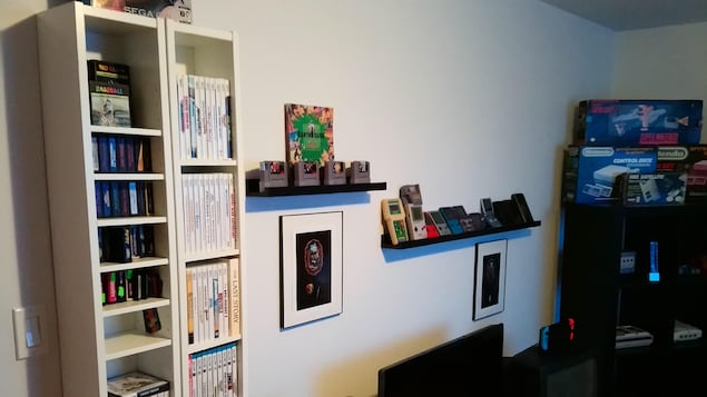 La salle de jeux du collectionneur, avec des étagères pleines de jeux et de consoles. La salle de jeux du collectionneur, avec des étagères pleines de jeux et de consoles.