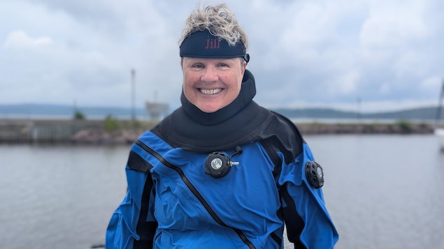 Jill Heinerth pose pour la photo sur un quai de bateaux.