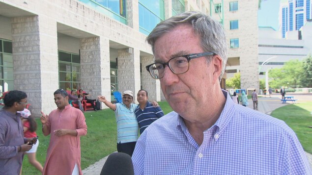 Jim Watson répond aux questions d'un journaliste. Jim Watson répond aux questions d'un journaliste.