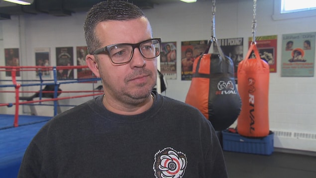 Le candidat dans une salle d'entraînement pour la boxe Le candidat dans une salle d'entraînement pour la boxe