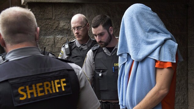 Jimmy Melvin Junior escorté de la Cour provinciale en Nouvelle-Écosse à Halifax le 20 juillet 2015.