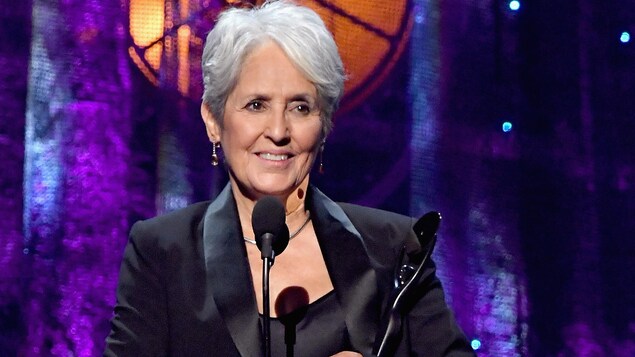 La chanteuse Joan Baez tenant son prix lors de son intronisation au Panthéon du rock and roll. La chanteuse Joan Baez tenant son prix lors de son intronisation au Panthéon du rock and roll.