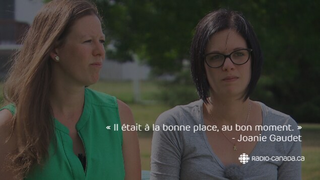 Noémie et Joanie Gaudet encouragent les entreprises à se munir de défibrillateurs. Noémie et Joanie Gaudet encouragent les entreprises à se munir de défibrillateurs.