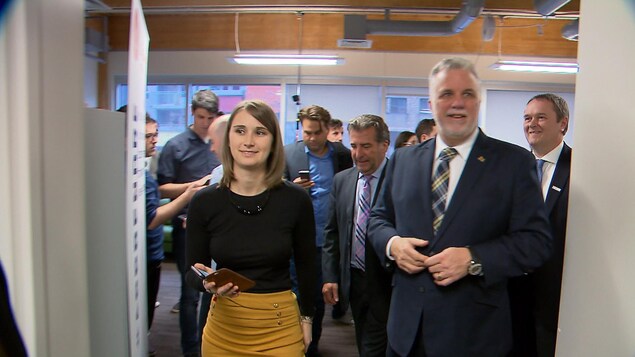 Joçanne Prévost et Philippe Couillard, avec d'autres personnes derrière eux Joçanne Prévost et Philippe Couillard, avec d'autres personnes derrière eux