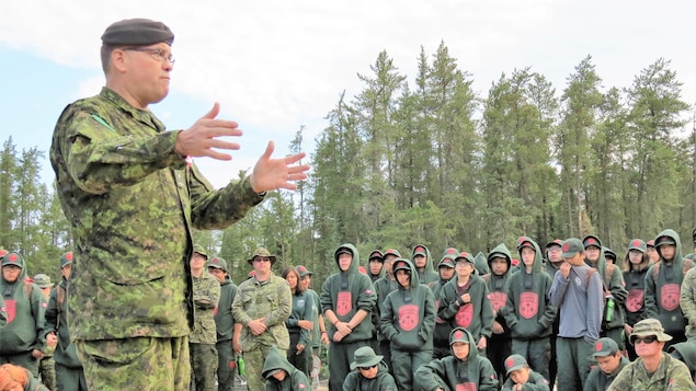 القائد الجديد للجيش الكندي، اللفتنانت جنرال جوسلان بول، مخاطباً جنوداً كنديين شباباً.